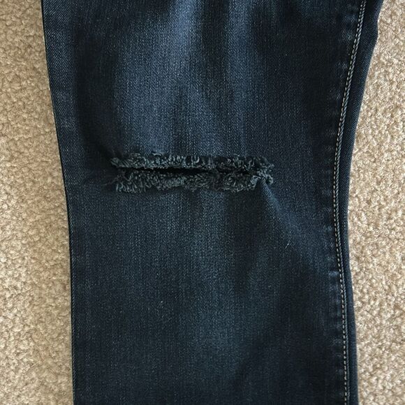 Kut from the Kloth Jeans Modern Fit Skinny
Size 8 distressed on left knee - Picture 13 of 13